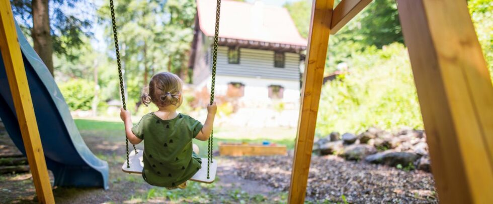 Jizerské hory Chata pod desenským vrchem dětské hřiště houpačka rodiny děti